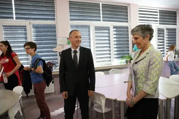 Дават още 2 млн. лева за училищните кабинети по биология и химия