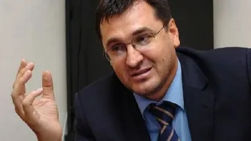 Фенът с бомбичката няма да  стъпи на стадиона до живот