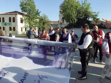 Чета дари пано с Ботев на читалище в Калофер