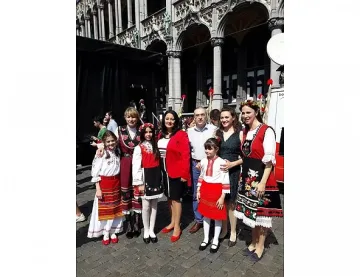 Хиляди българи и чужденци на българското хоро на "Гран плас"