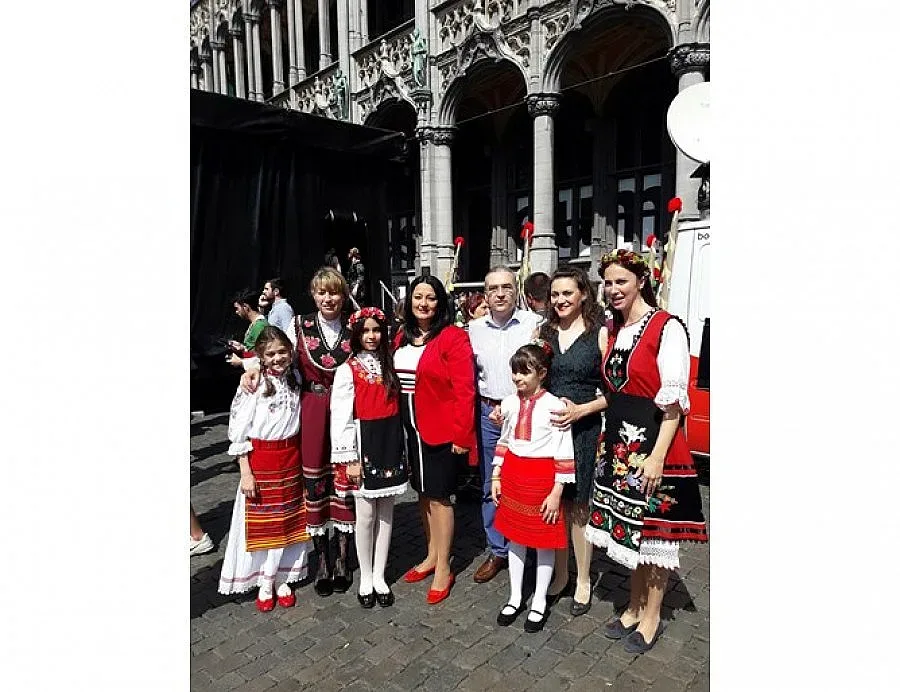 Хиляди българи и чужденци на българското хоро на "Гран плас"