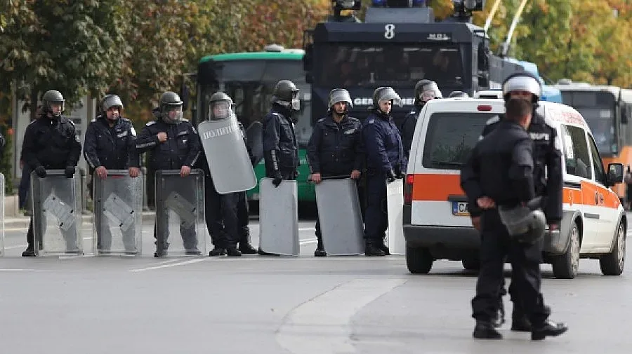 Колега на ранената полицайка: Плюх стъкла