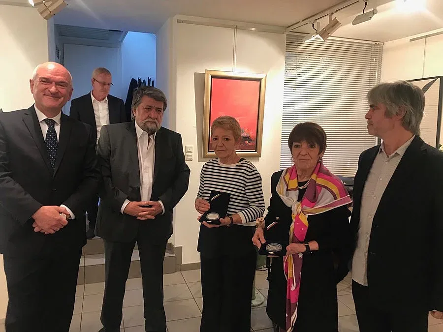 Опашка за изложба на Вежди в Люксембург