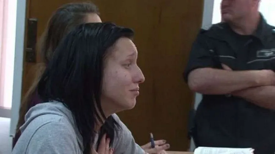 Пуснаха шофьорката, помела 10 коли - плачела, била "добро дете"...