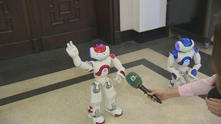 Роботи на БАН пеят, пишат и учат деца