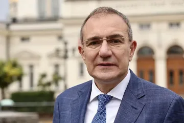 Гуцанов с коментар за кабинета и рекета на дерибеите