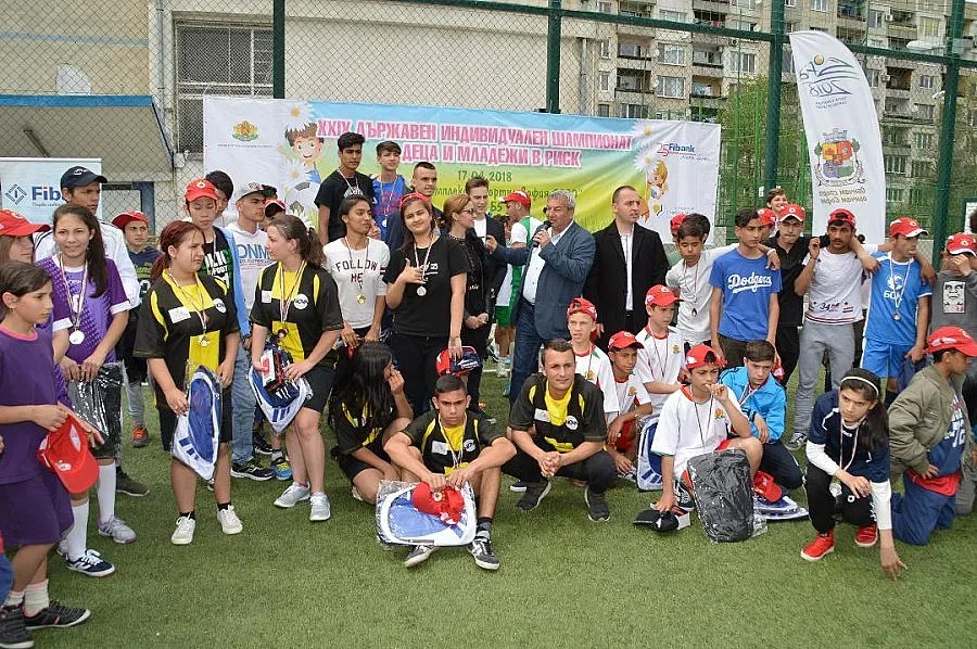 20 държавни стипендии за деца и младежи в риск