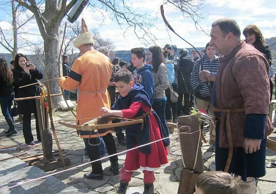 Стрелба с лък и лов със соколи в Търново