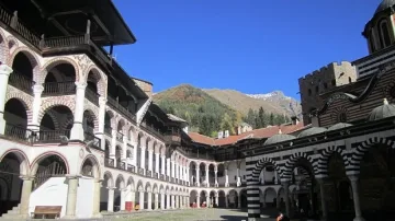 Срутване ограничава движението до Рилския манастир