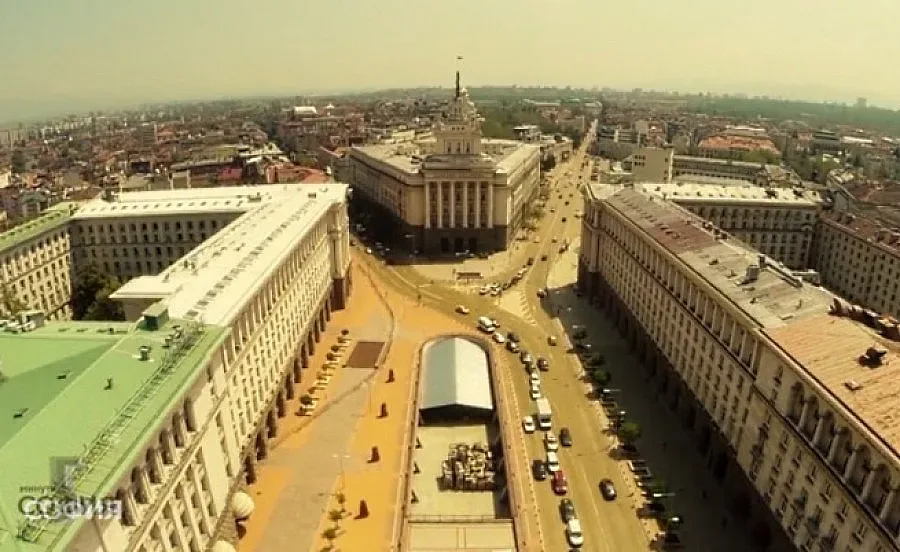 "Дондуков" разпънат между Изтока и Запада