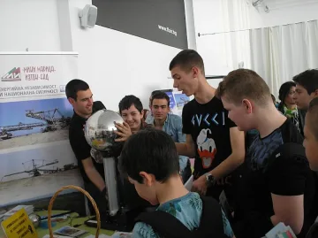 Ученици и родители редиха ДОМИНО