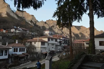 Мелник възкресява рухнали храмове