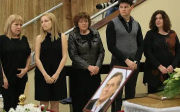 Десетки звезди на поклонение пред Тончо Русев