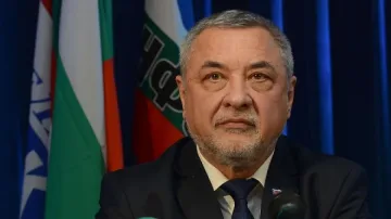 Симеонов ще вдига забраната за пушене: Голяма част от българите са пушачи!