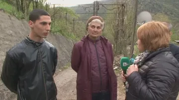 Десетки искат да помогнат на абитуриента от Елисейна и майка му след пожара