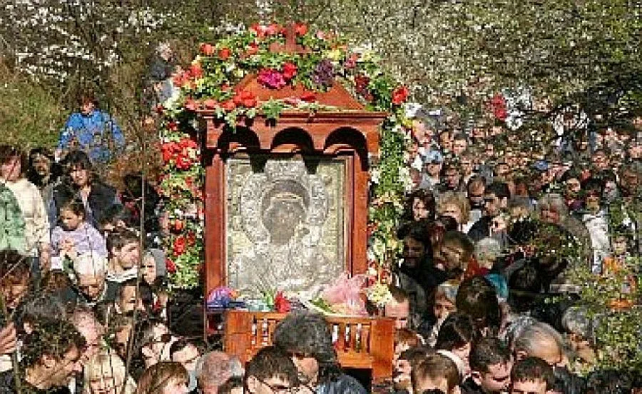 ОБЗОР: Св. Богородица натежава с молбите на хората