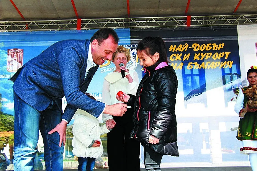 ОБЗОР: Първокласничка спечели агне с яйце-борец