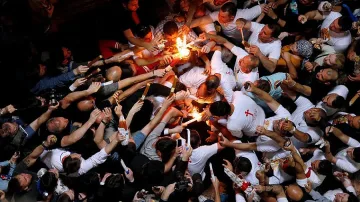 Благодатният огън пристигна в България