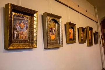 Вяра: Военен сменя пагоните с икони 