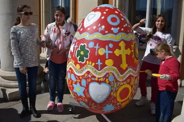 Деца изписаха червено яйце за Перник