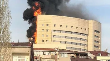 Гори болница в Истанбул, изкараха пациентите на легла и носилки