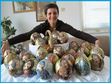 Ваня Петкова рисува икони върху щраусови яйца