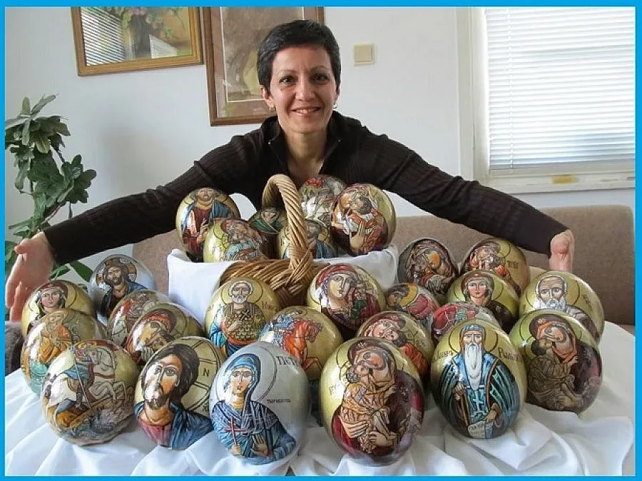 Ваня Петкова рисува икони върху щраусови яйца