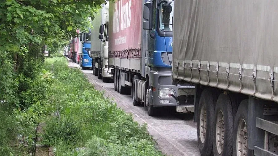 От утре: Спират камионите по най-натоваренитe пътища