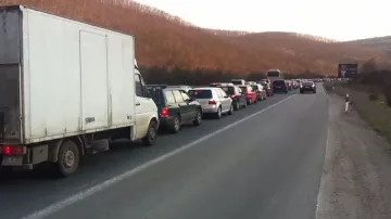 ГОЛЯМОТО ПЪТУВАНЕ ЗАПОЧНА: Натоварен трафик по магистралите и границите