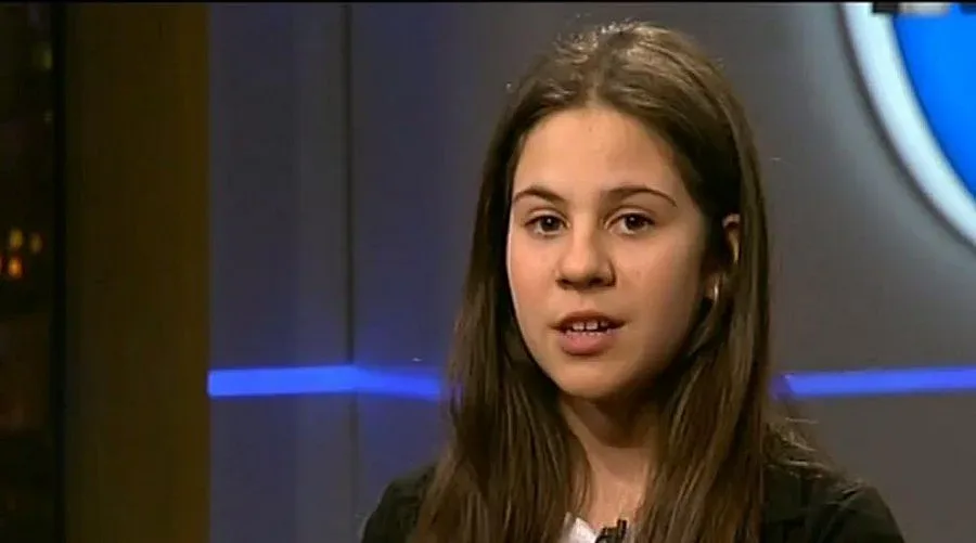 Вижте момичето, което стана хит в интернет с изпълнение на народна песен