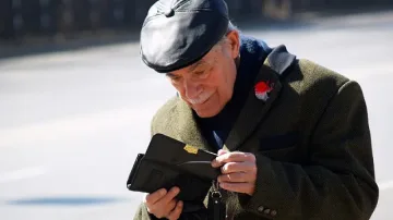 Започва изплащането на великденските добавки