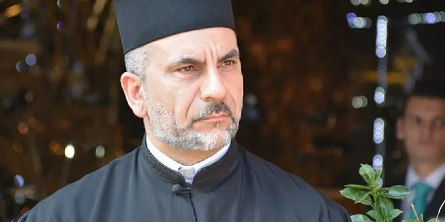 В началото само апостолите имат право да помазват с миро