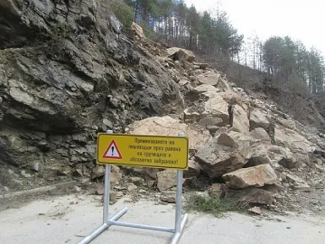 Отварят обходния път на срутището в Смолянско след 15 април