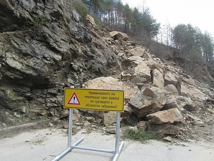 Отварят обходния път на срутището в Смолянско след 15 април