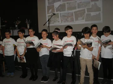 Деца написаха книжка за българчетата в чужбина