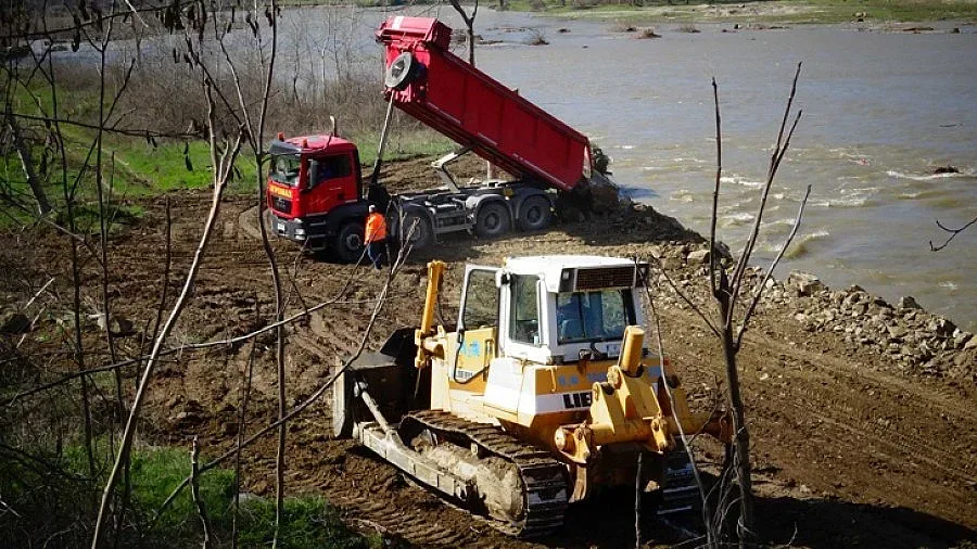 Спасиха Е-79 от придошлата Струма, засега