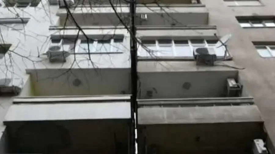 Блок в Русе се разцепи на две