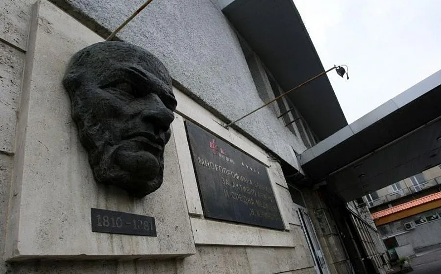 Жената, залята с киселина, е в тежко, но стабилно състояние