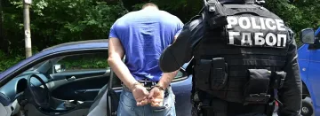 Разследват данъчни за корупция