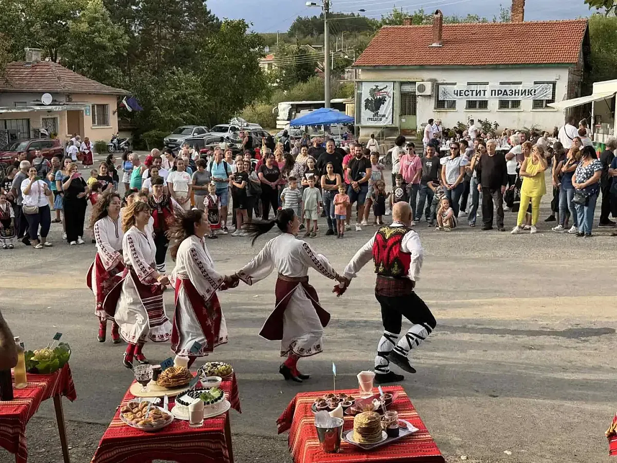 Грозде и музика зарадваха гости и жители на старозагорското село Елхово