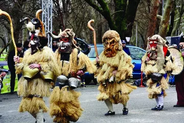 Над 300 кукери тренират за Великден