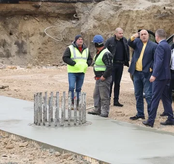 Борисов инспектира ремонт на булевард във Варна