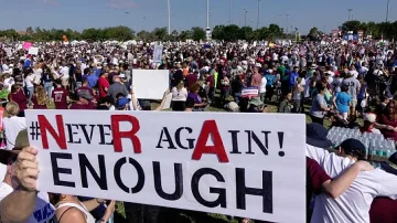 Масови протести срещу оръжията в САЩ