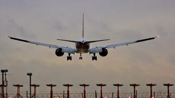 Наказват 13 служители заради непроверения полет от Франция