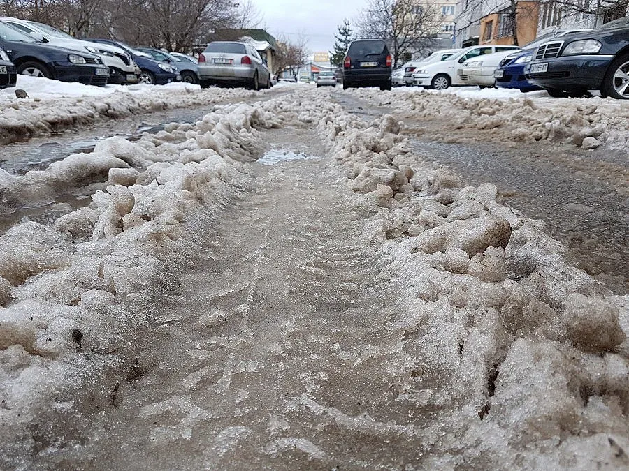 АПИ предупреди: При валежи пътищата не могат да са чисти до асфалт