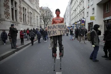 ОБЗОР: Франция въстана срещу реформата на Макрон