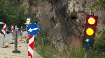 Паднала скала спря влаковете между Долна махала и Карлово