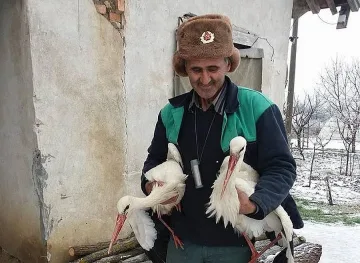 Подариха печка на спасителя на щъркелите