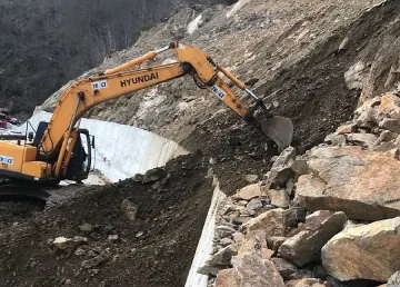 Свлачище на входа на Трън прекъсна връзката на града с областта