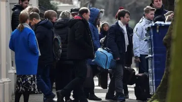 Изгонените руски дипломати напускат Лондон